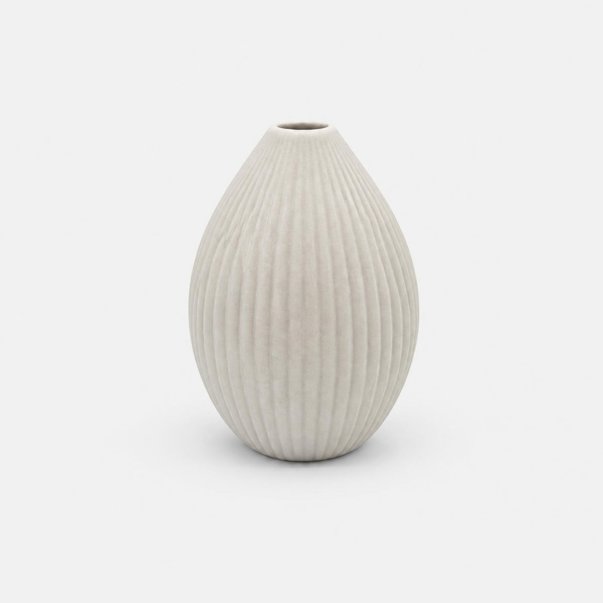 Weiße, gerippte Vase – dekorativer Verleihartikel bei Tischlein Schmück Dich Fulda.