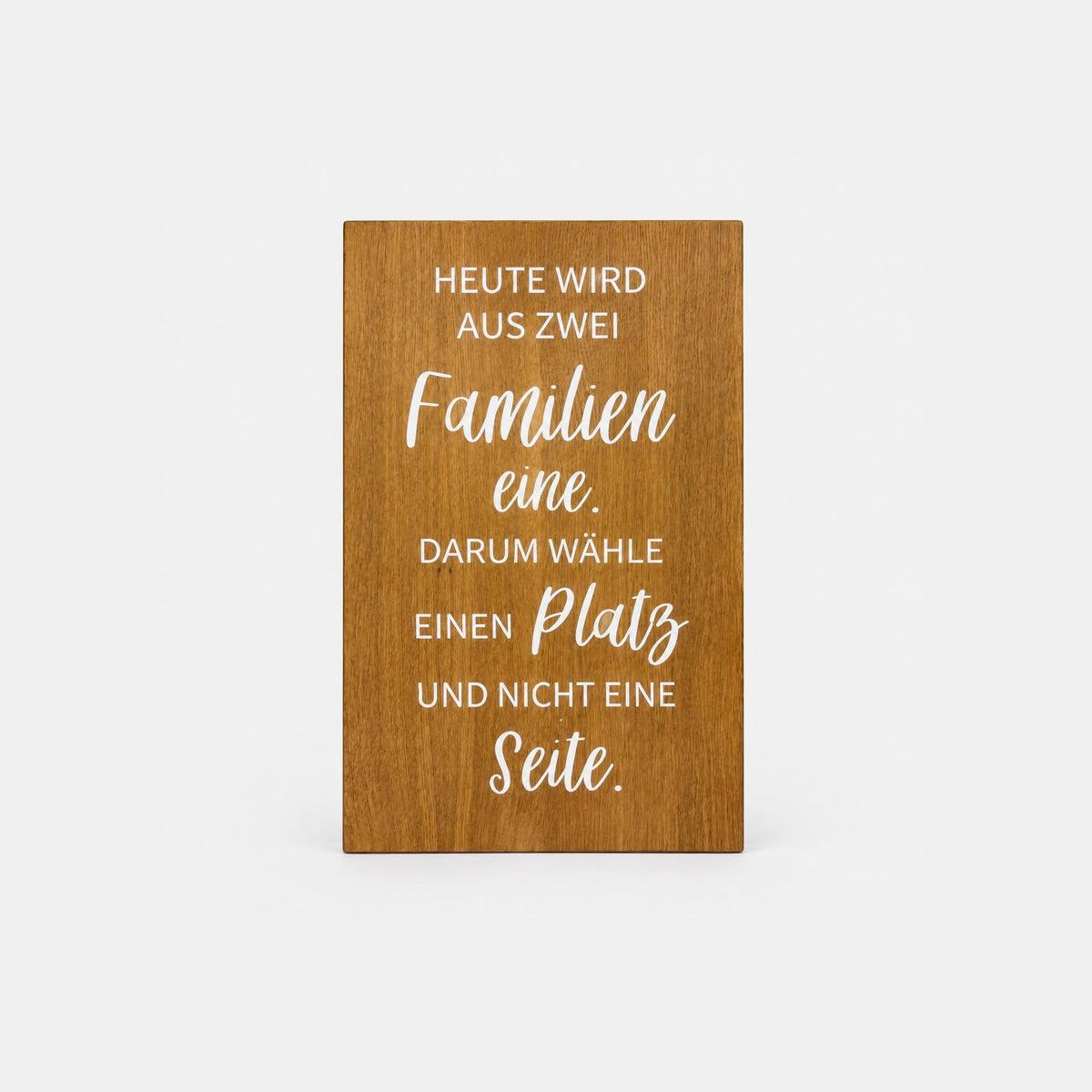 Holzschild mit Hochzeitsspruch zur Sitzplatzwahl – bei Tischlein Schmück Dich Fulda als Dekoration für Feiern.