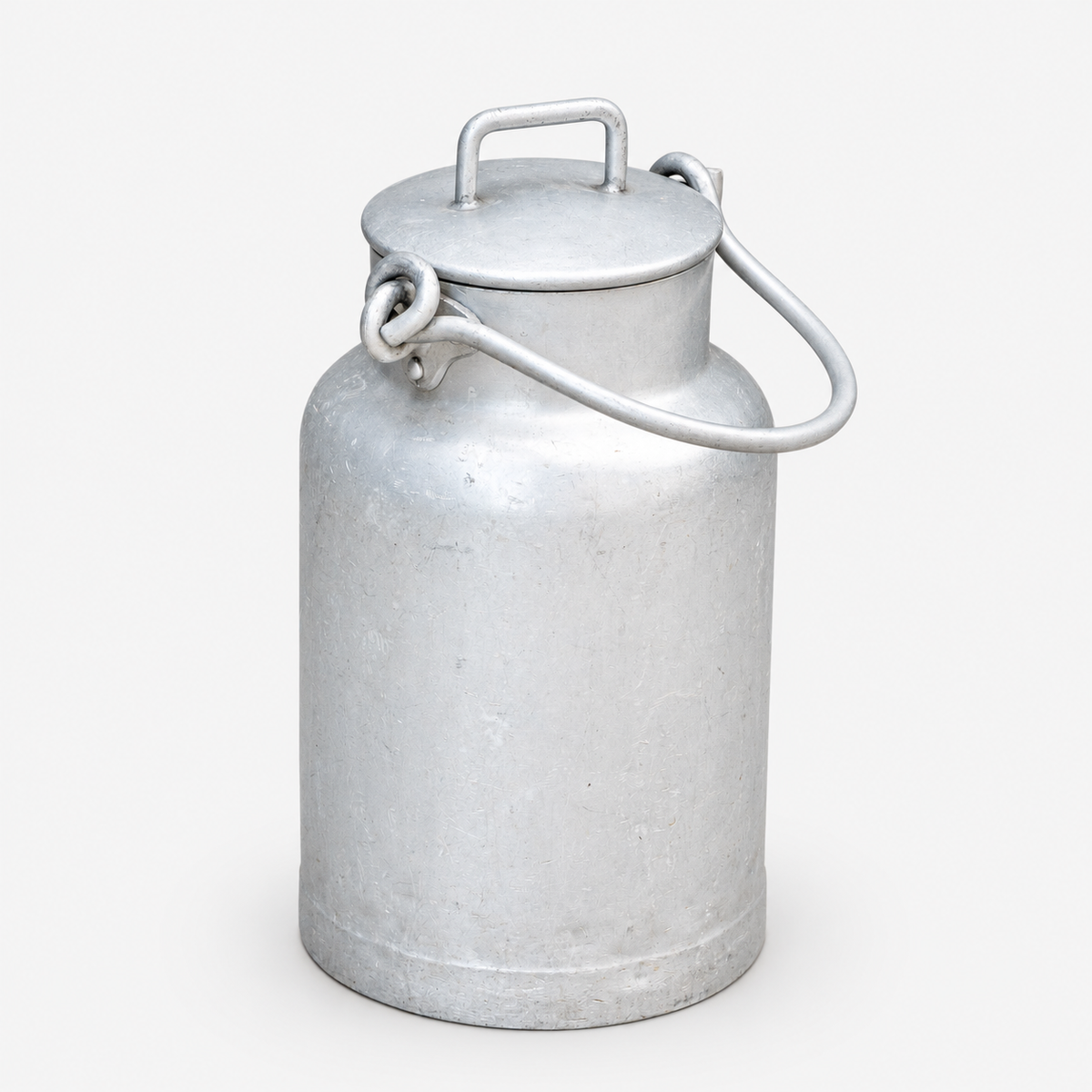 Milchkannen „Zink“ in der Variante Schmal auf hellem Hintergrund.