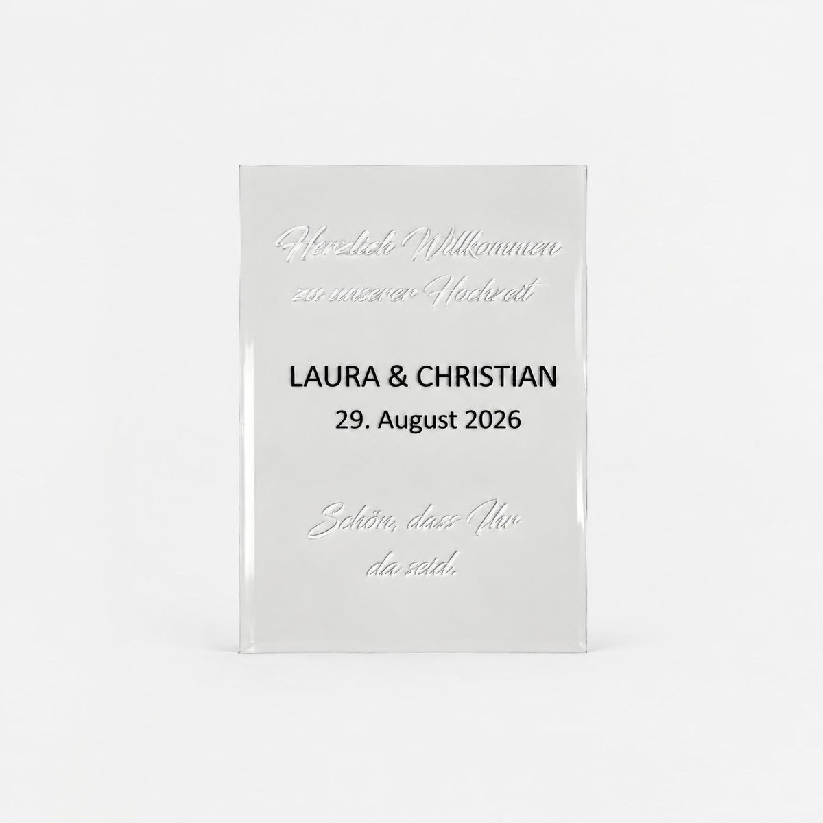 Plexiglasscheibe "Herzlich Willkommen zu unserer Hochzeit" als cleanes Studio-Produktbild auf hellem Hintergrund.
