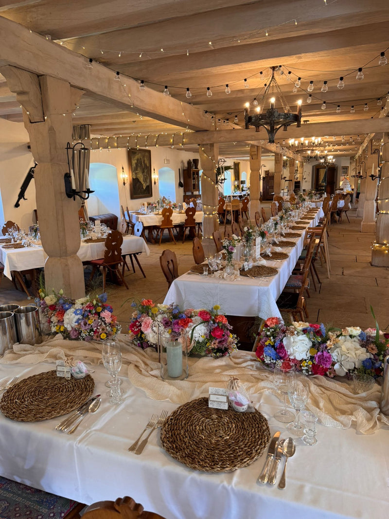 Rustikale Hochzeitstafel Dekoration Fulda ländlicher Stil Leihservice bunte Wiesenblumen Rattan-Platzsets