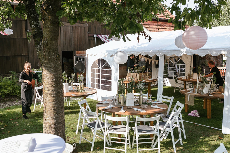 Outdoor Hochzeitsparty Zeltverleih Fulda Biergarnituren rustikale Holztische Dekoration Aufbau