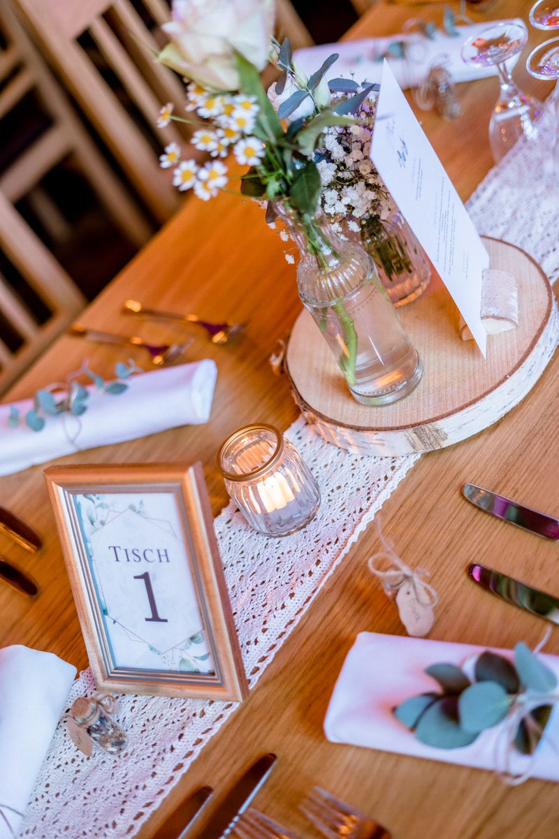 Sitzplan Hochzeit Scheune Dekoverleih Fulda Vintage Fenster Pampasgras rustikale Holzkisten Trockenblumen