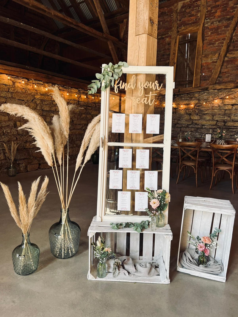 Hochzeits-Setup im Freien Partyzeltverleih Fulda Garten rustikale Holztische weiße Stühle Dekoration Service