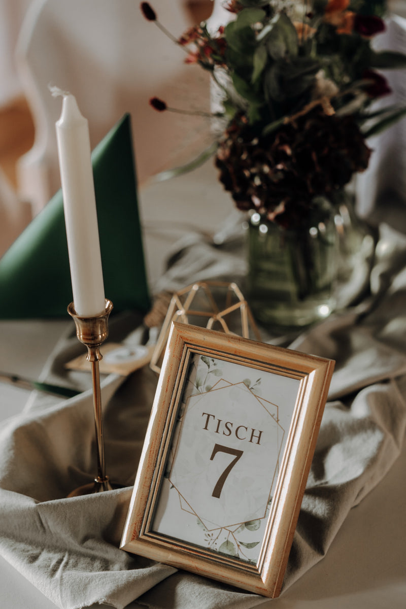 Ein Tisch mit einer Kerze und einem Bild der Zahl 7.