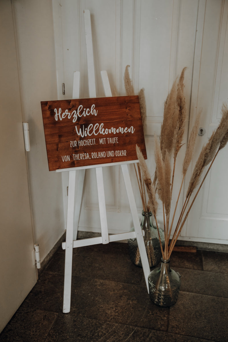 Hochzeits-Schild aus Holz, mit elegantem Design, das den Weg zur Zeremonie weist.