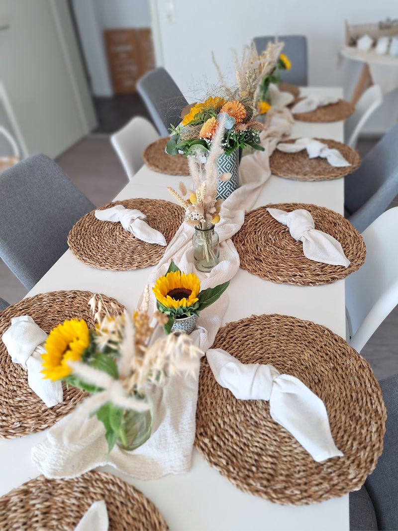 Tischdeko Landhausstil Hochzeit Fulda Birkenholzscheibe Spitzendecke Tisch 1 Namenskärtchen Eukalyptus
