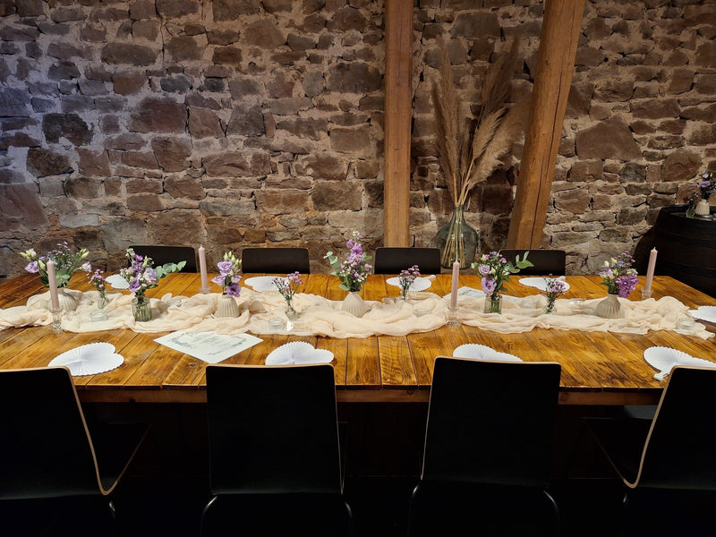 Tischdeko Hochzeit Vintage Scheune Fulda langer Holztisch rosa-lila Blumen Pastell-Kerzen