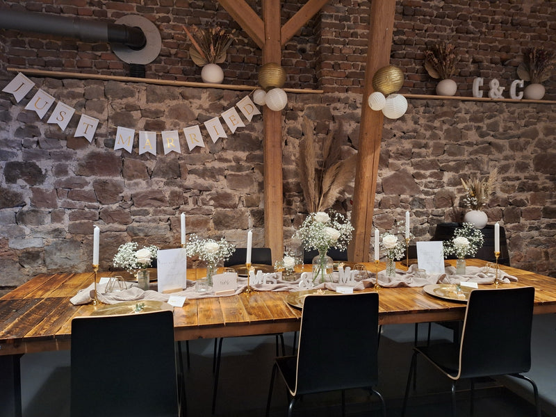 Hochzeitstafel Dekoration Fulda Scheune Vintage Holztisch Just Married Girlande weiße Rosen Pampasgras