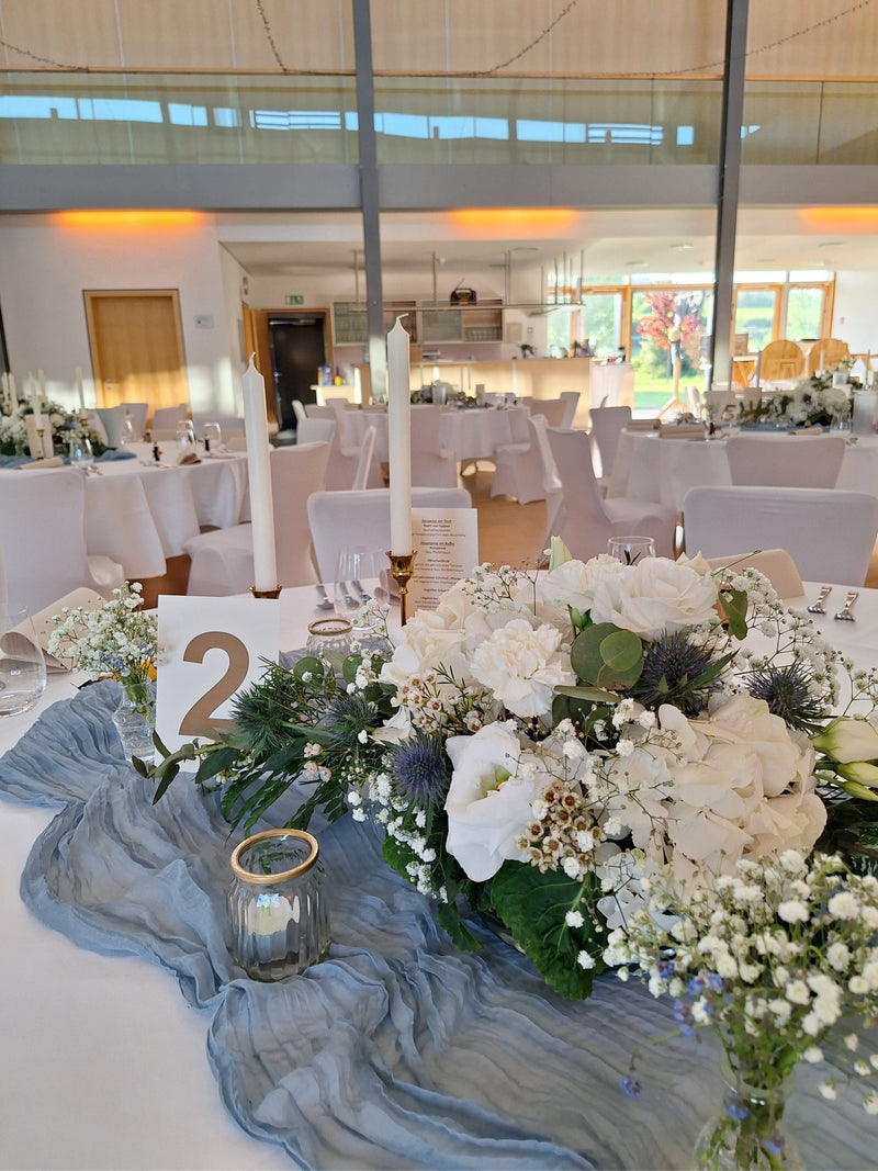 Tischdeko Hochzeit Fulda Leihservice Dusty Blue Stoffläufer weiße Blumen Tischmitte Kerzenhalter gold