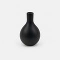 Schwarze Vase mit rundem Bauch und schmalem Hals – bei Tischlein Schmück Dich Fulda für eure Dekoration.